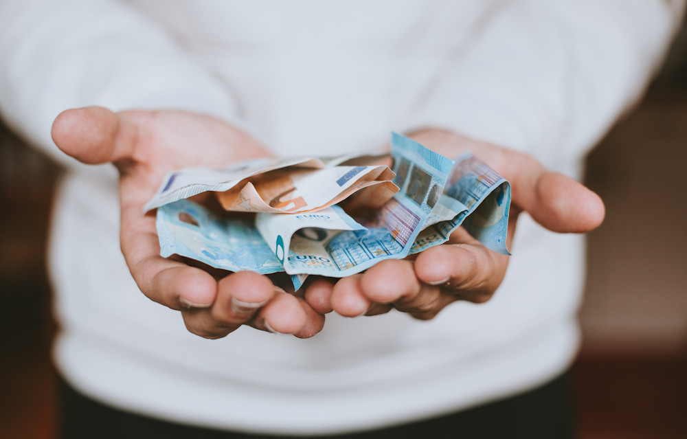 1528811178-money.jpg
